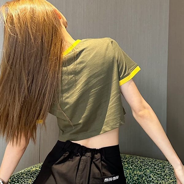 入手困難ミュウミュウ 偽物 ロゴ コットン クロップド Tシャツ myr04270